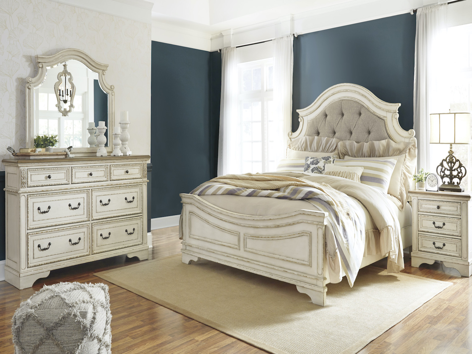 Ashley Casual Queen Bedroom Set - Realyn 6 PC Queen Bedroom Set